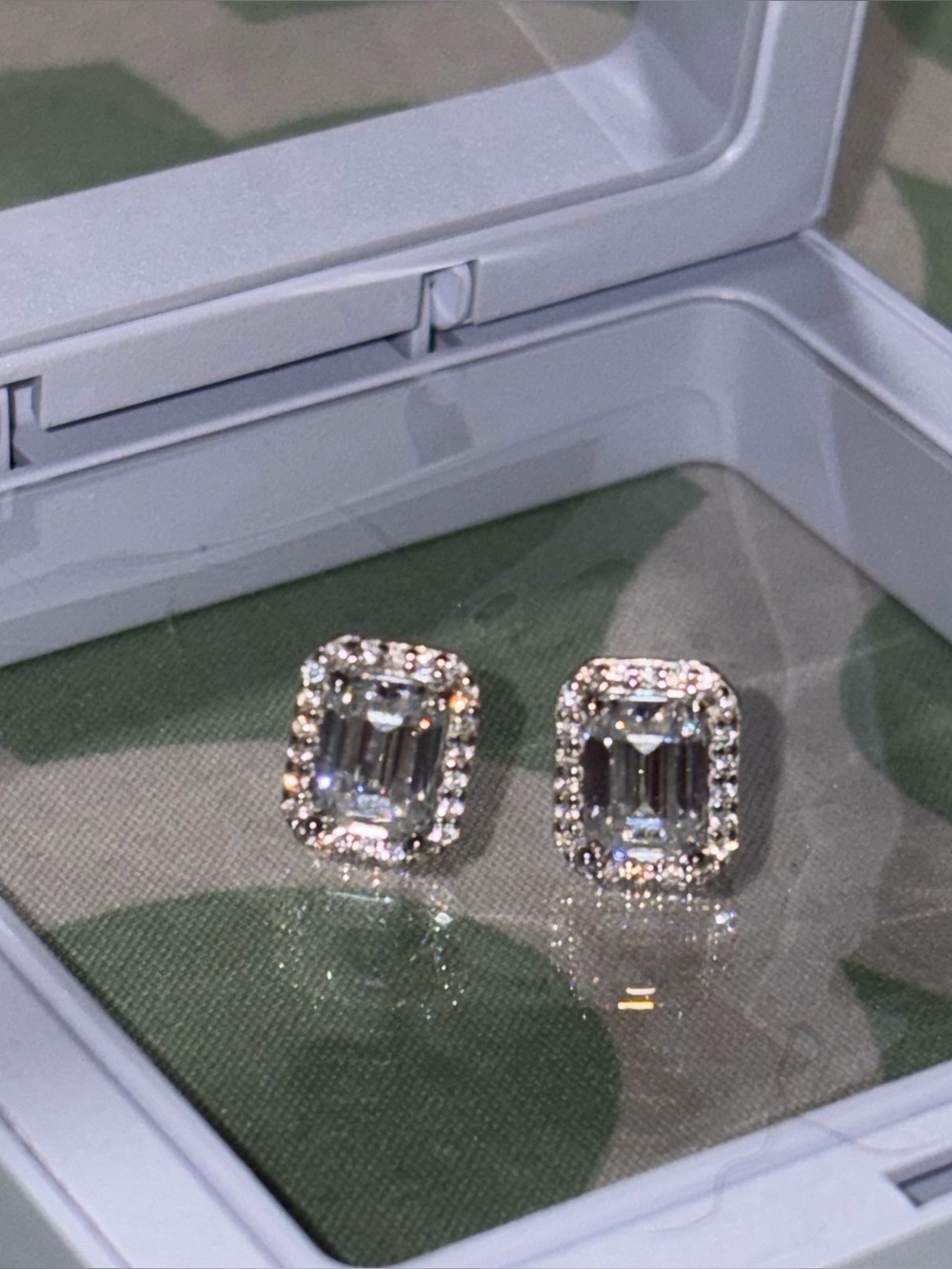 VVS1 Moissanite HALO 6.5mm
Stud Earrings with 1 CT 925
Sterling Silver